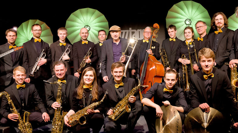 25 Jahre leitet Micha Winkler (Mitte, mit der Posaune) nun die Dresden Bigband.