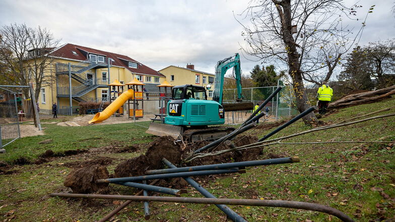 Die Grundschule und der Hort in Reinhardtsgrimma bekommt einen neuen Zaun, momentan läuft der Abriss des alten Zauns.