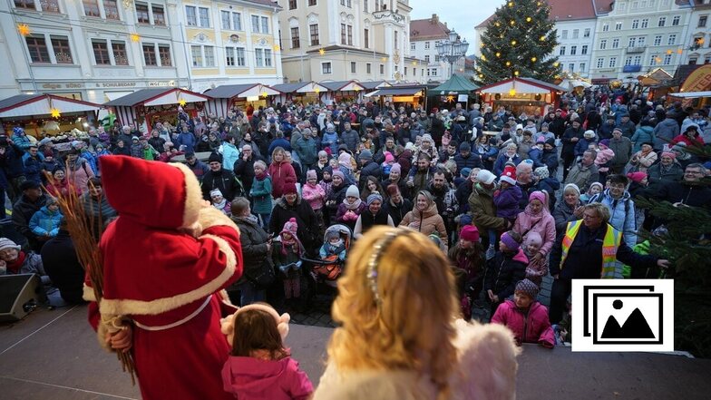 So viele Menschen waren am Sonnabend auf dem Löbauer Weihnachtsmarkt, als der Weihnachtsmann und sein Engel die Bühne betraten.