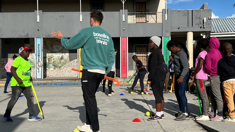 Hockey-Alltag in Südafrika. Vor allem an sogenannten An Primary Schools findet das Training schon mal auf hartem Beton statt.