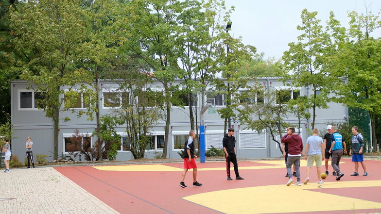 Klassenzimmer in Containern wie hier auf dem Gelände des städtischen Gymnasiums Franziskaneum sollen für einen Teil der Grundschüler der Questenbergschule errichtet werden – unmittelbar neben der Arita-Grundschule.