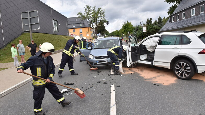 Schwerer Unfall in Altenberg: Im Juli stießen zwei Autos auf der B170 in Höhe des Leistungssportzentrums frontal zusammen. Die Feuerwehr musste ausrücken, um auslaufende Betriebsmittel zu beseitigen.