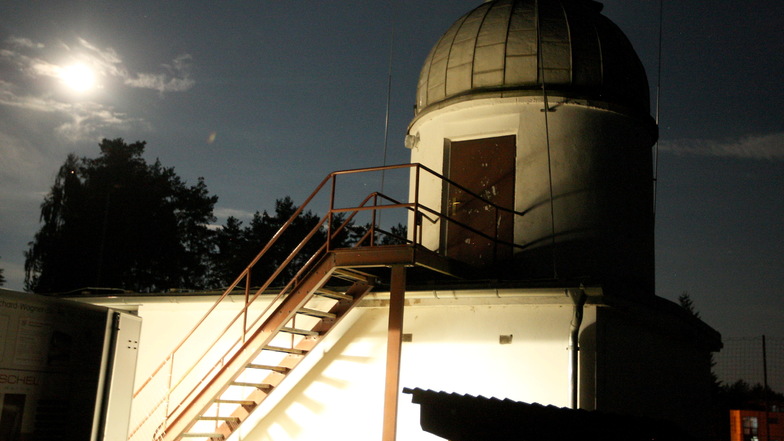 So romantisch wirkt die Sternwarte Graupa bei Vollmond. Hat ein Besucher ein dringendes Bedürfnis, hat er jedoch ein Problem.