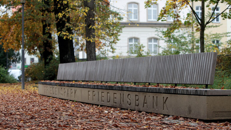 Der Park gab ihr den Namen: Friedensbank im Zentrum der Pirnaer Innenstadt-Oase.