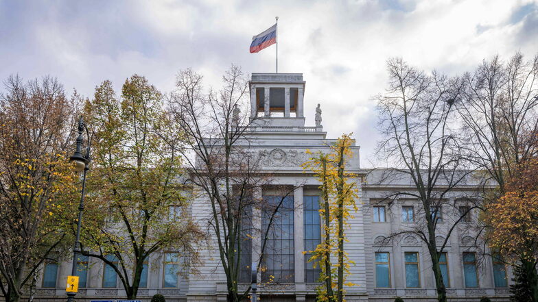 Blick auf die russische Botschaft in Berlin: Unter ungeklärten Umständen ist hier ein Mitarbeiter der russischen Botschaft gestorben.