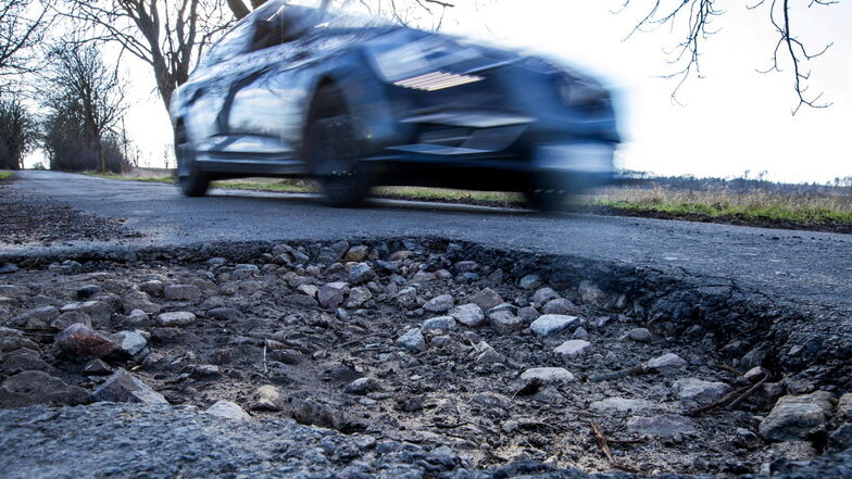 Ab Mitte März können Autofahrerinnen und Autofahrer mit einer Beseitigung der Schäden rechnen.