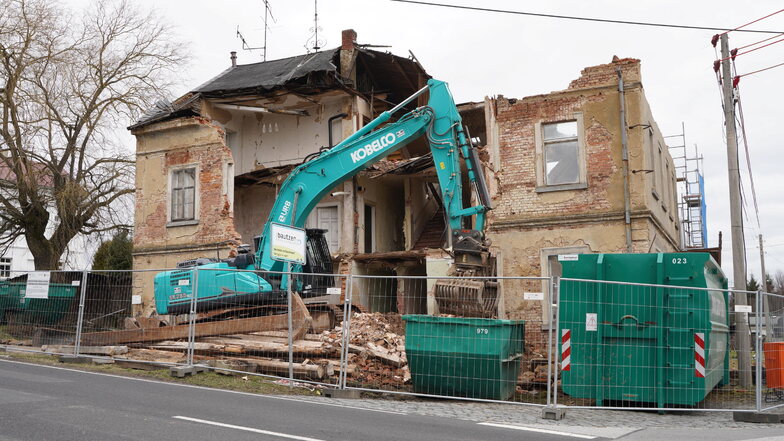 Das ehemalige Gasthaus "Zur Grenze" in Sohland wird derzeit abgerissen. Das Foto ist schon ein paar Tage alt, inzwischen ist vom Gebäude fast nichts mehr zu sehen.