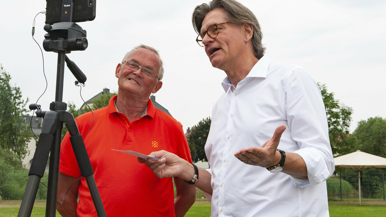 Uwe Hanneck (l.) hier im Gespräch mit dem bekannten Fernsehmoderator Peter Escher im Naturerlebnisbad Großenhain.