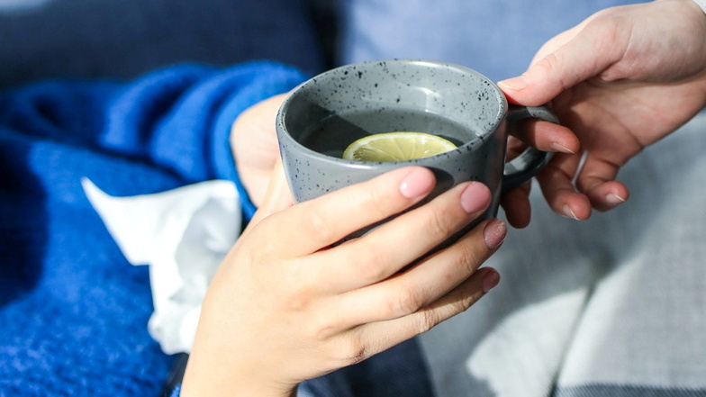 Gesüßter Tee oder eine Brühe können dem geschwächten Körper bei einer Corona-Infektion Kraft geben.