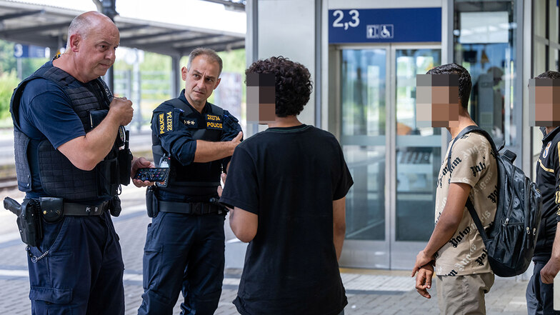 Die Bundespolizisten René Borostowski (l.) und sein tschechischer Kollege Jan Capulič haben am Bautzener Bahnhof fünf junge Syrer ohne Ausweise aufgegriffen.