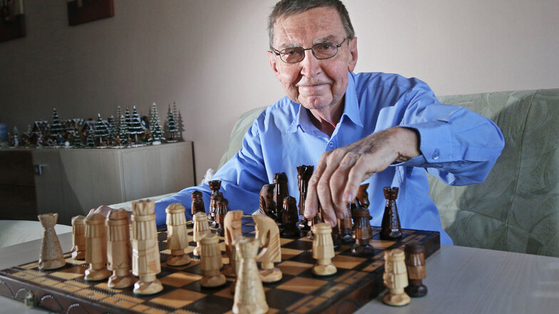 Hans Stange kämpft nicht nur am Schachbrett, sondern auch für eine Änderung des Transplantationsgesetzes. Der SZ hat der 66-jährige Riesaer nun seine unglaubliche Lebens- und Leidensgeschichte erzählt.