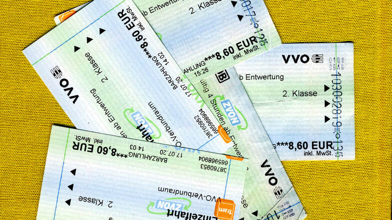 „Finde den Unterschied“ – die rechts aufgelisteten VVO-Fahrscheine sind entwertet und damit abgegolten, wie der Stempel-Aufdruck jeweils rechts beweist; die zwei Tickets links sind noch gültig – bis 1. beziehungsweise 31. August 2020.