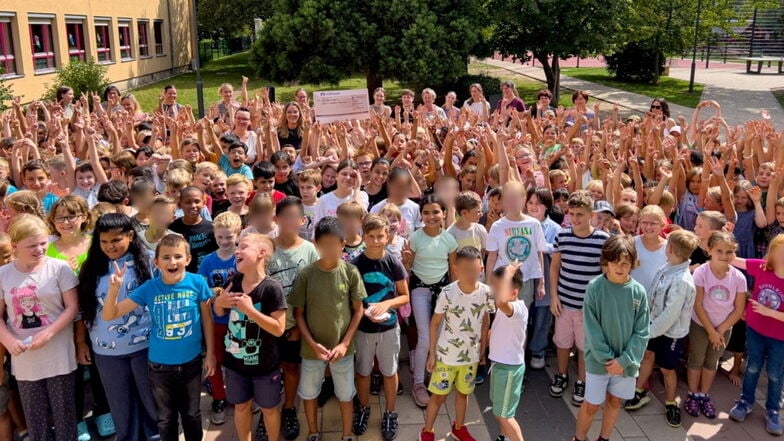 Jubelnde Diesterweg-Grundschüler: Bei ihrem Spendenlauf kamen über 11.000 Euro zusammen.