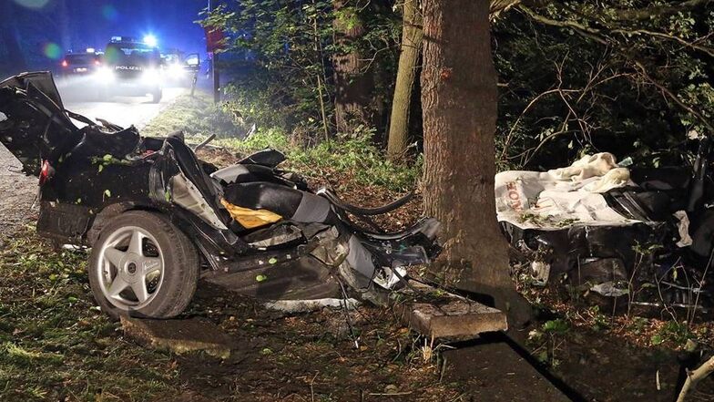 Zwei Menschen sind am Freitagabend in Steinbach mit ihrem Auto verunglückt und dabei ums Leben gekommen.