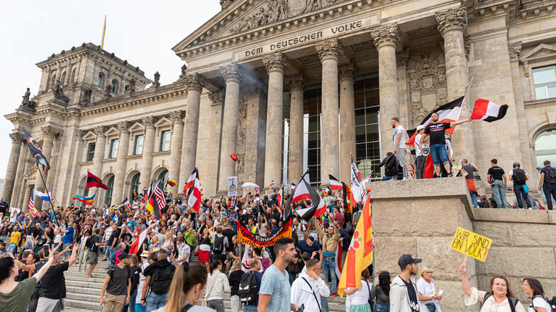 29.08.2020: Teilnehmer einer Kundgebung gegen die Corona-Maßnahmen stehen auf den Stufen zum Reichstagsgebäude.