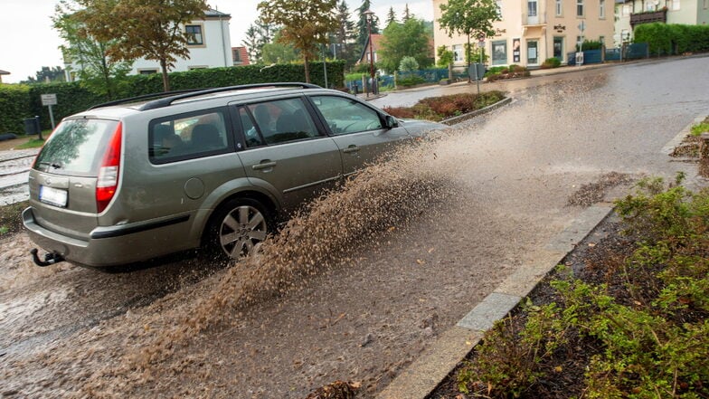 Ein heftiger Gewitterguss sorgte am 10. August 2020 für Überschwemmungen wie auf der Moritzburger Straße. Nicht nur auf Naturereignisse wie Hochwasser will die Stadt Radebeul vorbereitet sein, sondern sich für andere Notfälle mit einem Plan wappnen.