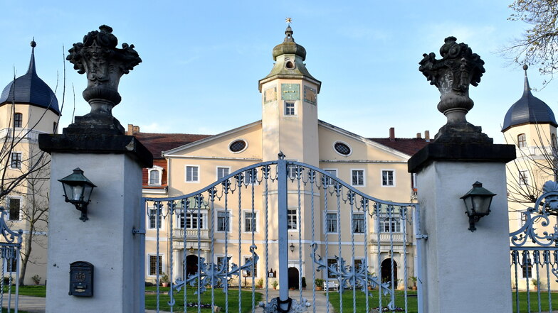 Gäste können ab dem Osterwochenende auf Schloss Hermsdorf bei Ottendorf-Okrilla Konzerte und einen Trödelmarkt besuchen.