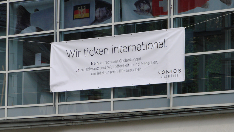 "Wir ticken international". Mit diesem Plakat rief der Uhrenhersteller Nomos Glashütte an seinem Firmensitz zu Toleranz und Weltoffenheit auf.