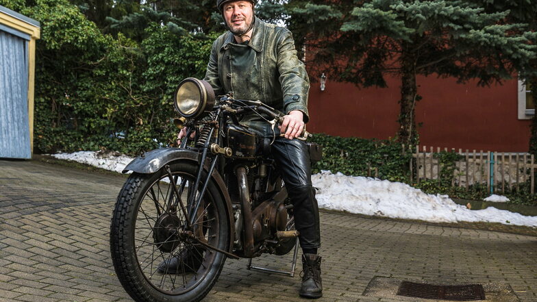Marco Krauß vom Freitaler Oldtimerstammtisch mit seinem nostalgischen Motorrad aus dem Jahr 1928. Er wird an der Wanderfahrt nach Venedig teilnehmen.