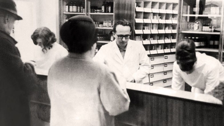 Das Foto von 1974 zeigt Jochen Vogelsang (m.) beim freundlichen Kundenservice. Menschen zu helfen, war ihm immer besonders wichtig gewesen.