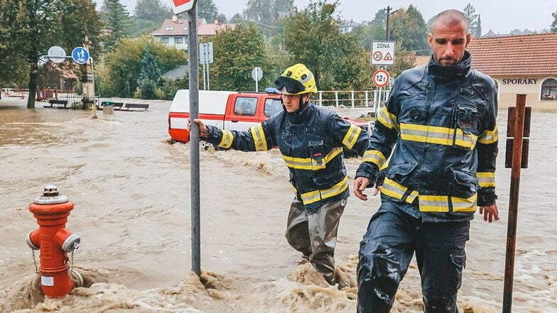 Feuerwehrmänner kämpfen in Policna, einem Vorort von Valašské Meziříčí, gegen die Wassermassen.