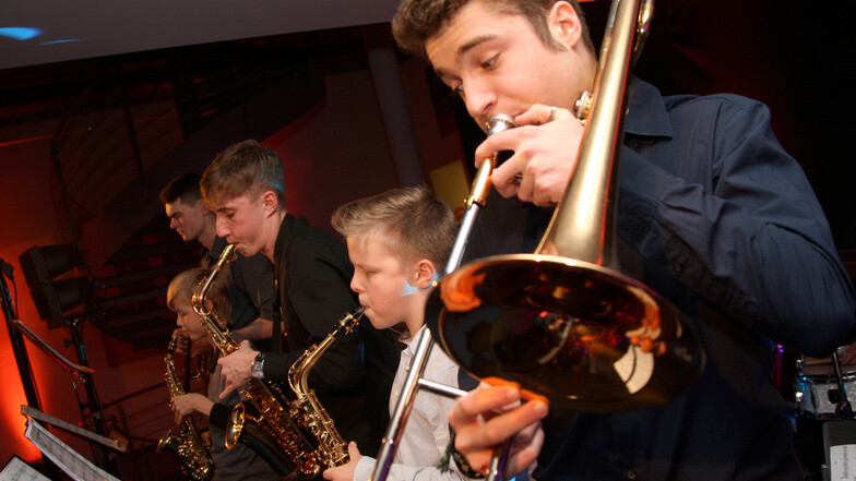 Junge Musiker der Musikschule Sächsische Schweiz spielen während dem Einlass und untgerhalten mit flotten Rhythmen die Begrüßung der Gäste.