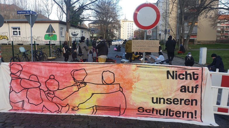 Auf der Löscherstraße demonstrieren einige Dutzend Dresdner. Sie fordern mehr Geld für die Jugendarbeit.