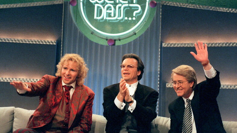 Die Moderatoren Thomas Gottschalk (l-r), Wolfgang Lippert und Frank Elstner sitzen auf einer Couch während der 100. «Wetten, dass...?»-Sendung im März 1996.