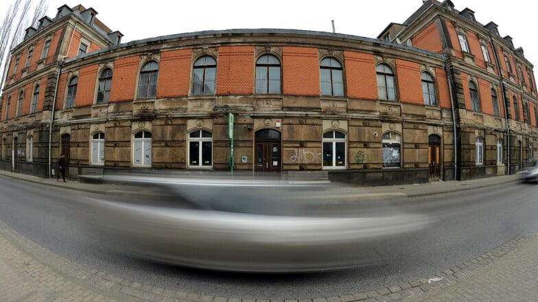 Das ehemalige Bahnhofsgebäude ist ein Schandfleck in Radebeul-West und stellt das Erreichte in den Schatten und sorgt dafür, dass der Bodenwert im Umfeld geringer gestiegen ist.