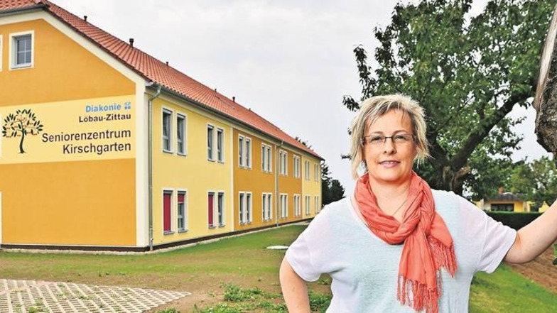 Willkommen im neuen Haus in Hochkirch: Pflegedienstleiterin Manuela Rixrath hat bisher die Hochkircher Sozialstation der Diakonie Löbau-Zittau geleitet. Nun ist sie für das gesamte Seniorenzentrum Kirschgarten verantwortlich. Nach einem knappen Jahr Bauze