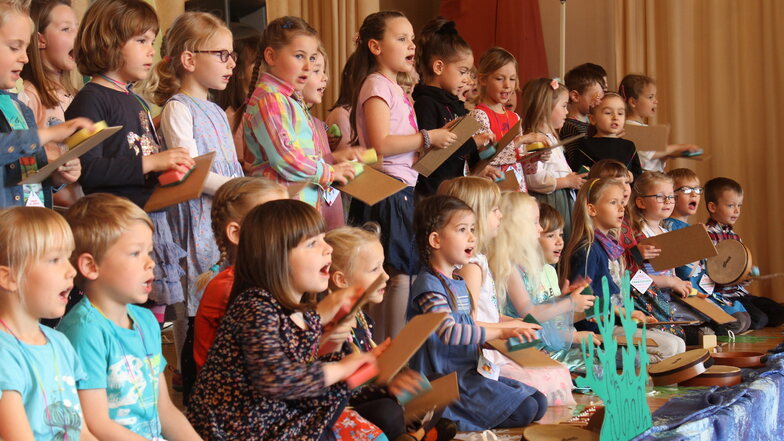 So viele Kinder, wie beim Konzert der Jüngsten in der Görlitzer Oberschule Innenstadt 2019 auftraten, wünscht sich die Musikschule am Fischmarkt auch für ihren neuen Chor.