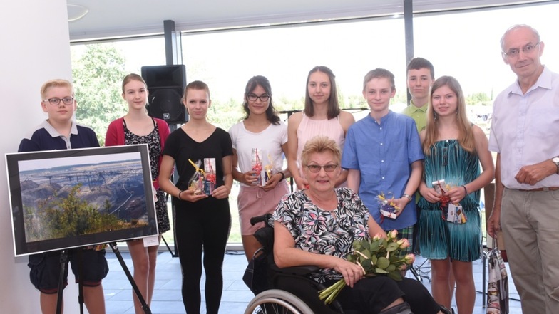 Gudrun Feuerriegel und Ralf Kästner mit den Schülern des Landau-Gymnasiums Weißwasser bei der Eröffnung ihrer Fotoausstellung.