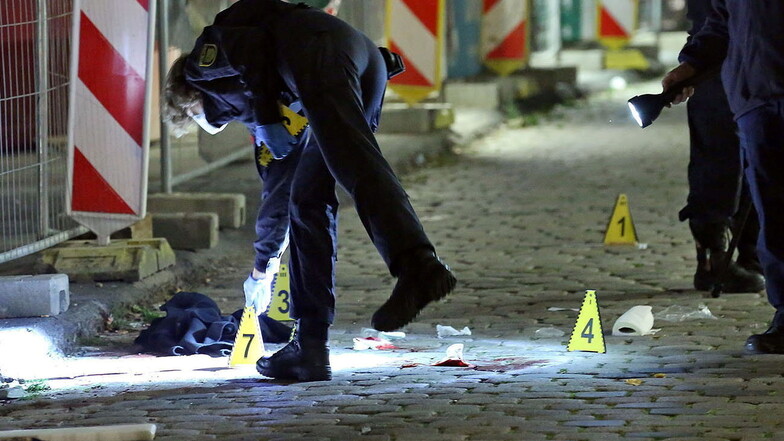 Kriminaltechniker und die Tatortgruppe des LKA Sachsen sicherten Spuren am Tatort nach der tödliche Messerattacke auf zwei Touristen.