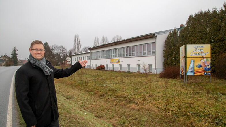 David Kruse von der Sparkasse sucht für die Agrargenossenschaft Nieder Seifersdorf einen Käufer für die Gaststätte "Zum Landwirt".