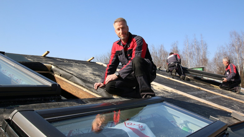 Dachdecker Frank Lohse und sein Team setzen auf dem Bahnhofsdach in Leisnig das ökologische Sanierungskonzept der Eigentümer um und zum Beispiel Holzfaserstoffe zum Dämmen ein.