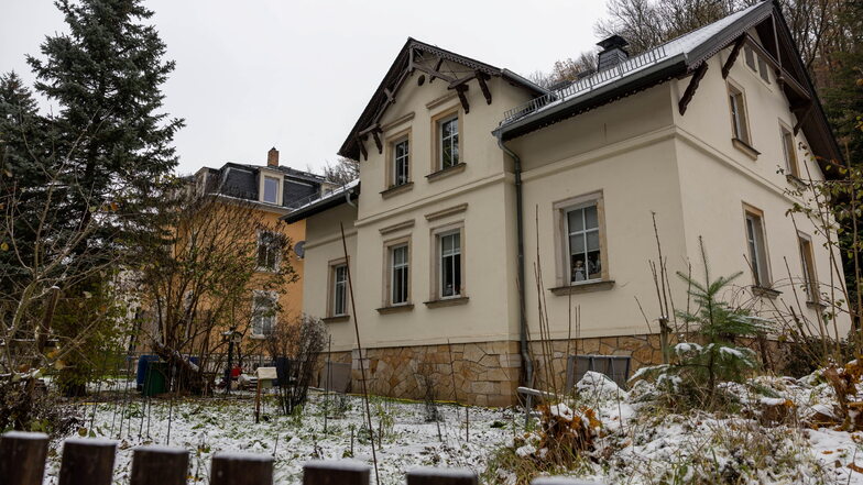 Das Dach des denkmalgeschützten Hauses in der Talmühlenstraße in Tharandt wurde kürzlich saniert.