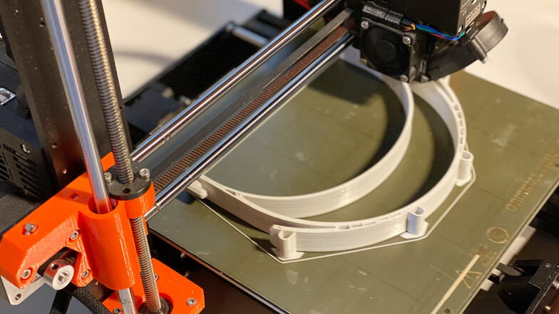 Im 3-D-Drucker entsteht die Halterung für das Schutzvisier.