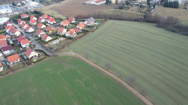Dieses Luftfoto zeigt das Wohngebiet am Firstenweg in Dippoldiswalde. Auf dem Acker etwas entfernt von den Häusern ist eine große Solaranlage geplant.