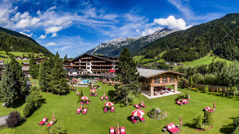 Auszeit für Körper und Seele: in malerischer Kulisse Tirols liegt das SPA-Hotel Jagdhof.