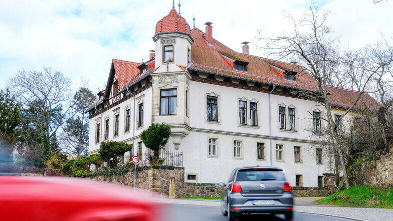 Das Herrenhaus der Krapenburg gleicht einem Schloss und steht an der Kurve von Mittlerer Bergstraße und Gerhart-Hauptmann-Straße im Stadtteil Zitzschewig.