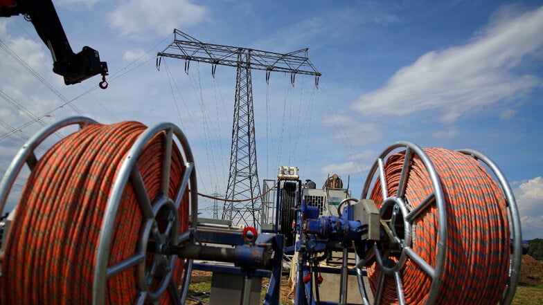 Das Energieunternehmen SachsenNetze erneuert zwischen Eschdorf und Oberottendorf die Hochspannungskabel.