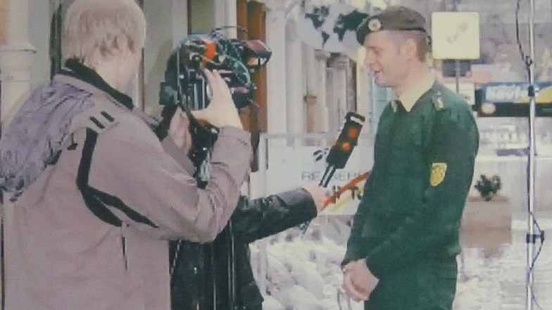 Erster Kontakt mit Pirna: Während der Flut 2002 war André Hesse, hier beim Interview in der Pirnaer Altstadt, Inspektionsschef des Bundesgrenzschutzes in Zinnwald.