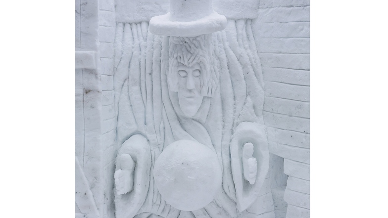 Ein Zauberer, der eine schwebende Glaskugel vor sich hat. Dass solche Kunstwerke aus Schnee tatsächlich möglich sind, wird in Neuhermsdorf gezeigt.