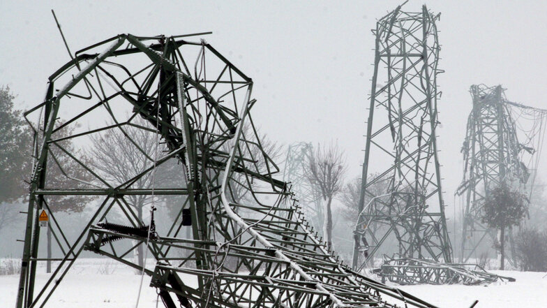 50 Hochspannungsmasten waren Ende 2005 im Münsterland nach starken Schneefällen gleichzeitig eingeknickt. Das Stromnetz kollabierte.