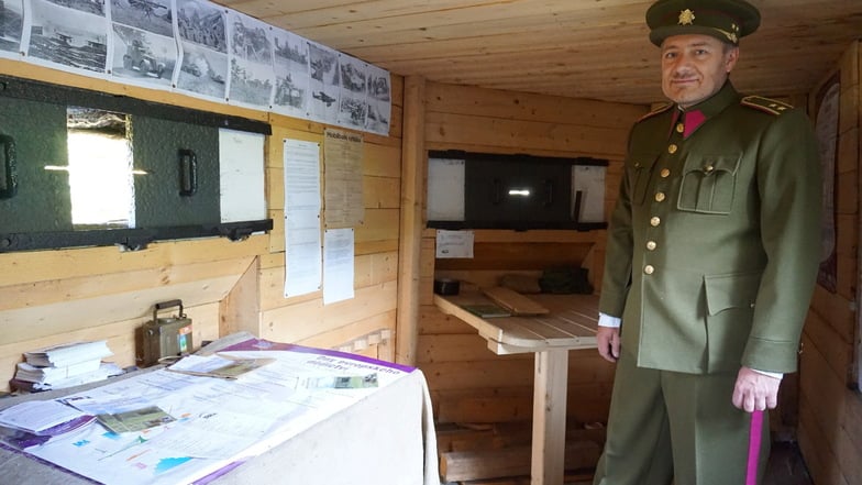 Für die Führungen in seinem Bunker legt Josef Drobný eine Replik einer Uniform der tschechoslowakischen Armee nach 1918 an. Richtig strammstehen kann er aber nicht. Dafür ist der Bunker zu eng.