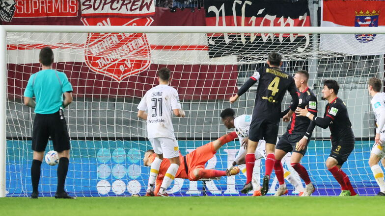 Mit der einzigen Chance der zweiten Halbzeit und streng genommen des ganzen Spiels gewinnt Wehen Wiesbaden - weil Max Rheintaler nach einem Eckball per Kopf den Siegtreffer erzielt.