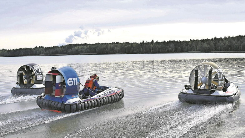 Beim EM-Lauf der Hovercraft-Racing-Serie bringen die Luftkissenboote der Formel 1 satte 140 km/h auf den Halbendorfer See.