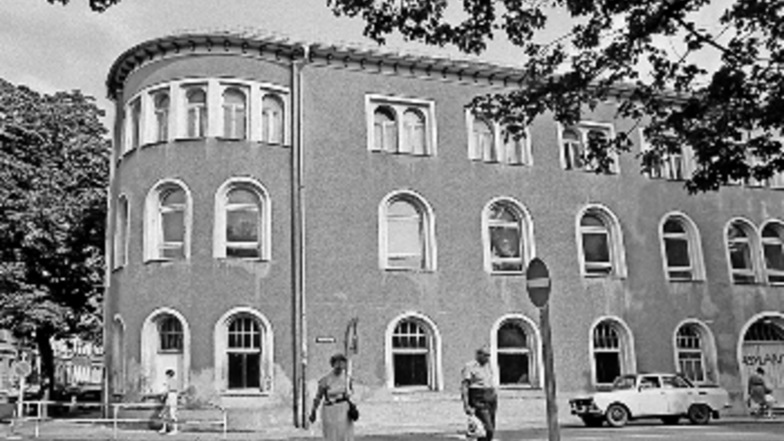Der frühere Sachsenhof im Jahr 1991. In der Nacht zum 19. Januar 1999 war das Gebäude  von Jugendlichen angezündet worden. Ein damals 13-Jähriger und zwei 14-Jährige hatten seit Mitte 1998 insgesamt zehn Brände in Großenhain gelegt. 