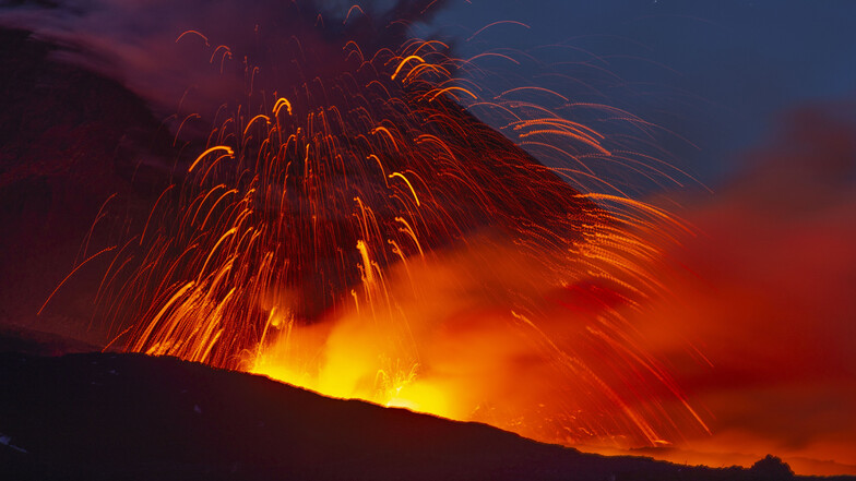 Der Ätna spuckt Lava aus. An den Vulkanen Stromboli und Ätna gibt es Schutzräume für den Fall der Fälle.