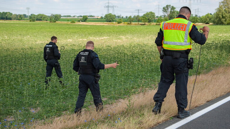 Ein Foto, das in Erinnerung bleiben wird: Zahlreiche Mitarbeiter der Polizei durchsuchten an jenem Junitag ein Wald- und Feldstück beidseitig der Straße zwischen Medessen und Zottewitz.